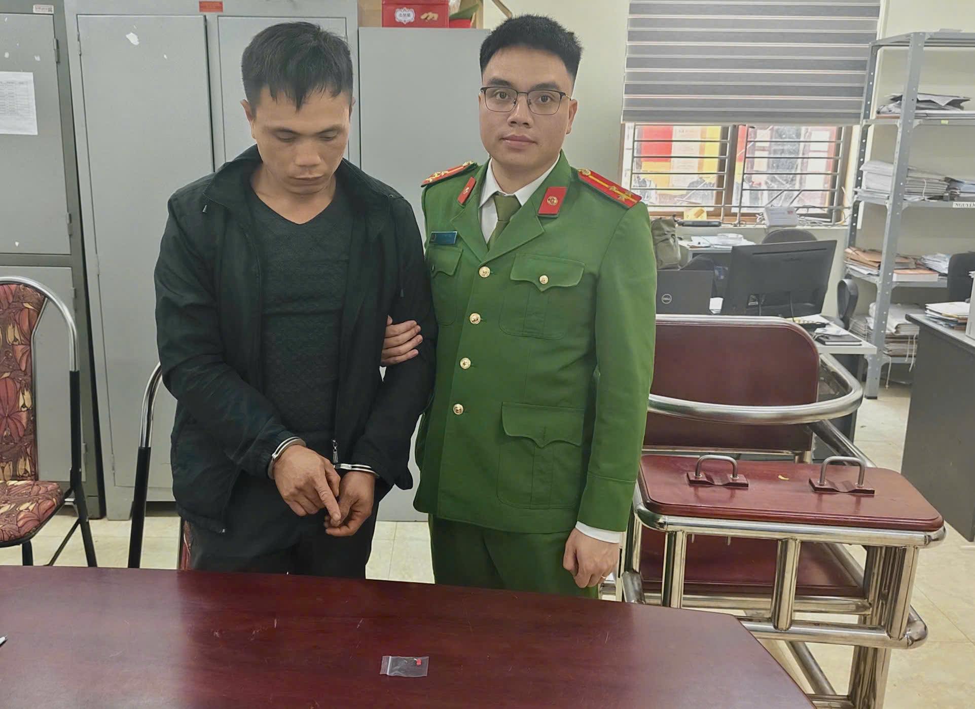 Công an xã Sông Mã đấu tranh, bắt giữ đối tượng về hành vi tàng trữ trái phép chất ma túy