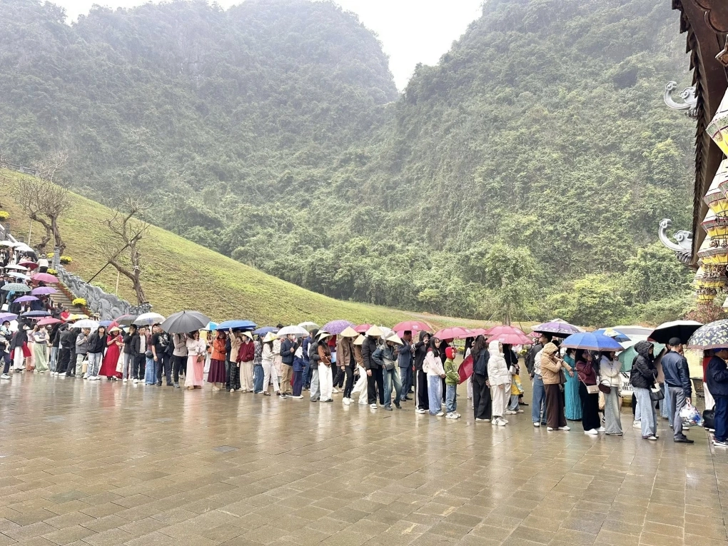 Khách xếp hàng dài dưới mưa vào điểm du lịch mới nổi tại Ninh Bình