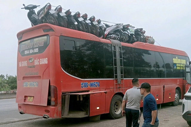 Ô tô ‘cõng’ hơn 10 xe máy lưu thông giữa quốc lộ dịp Tết