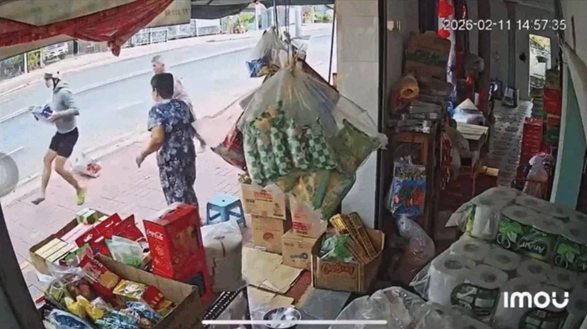 [VIDEO] Hai thanh niên cướp giật thùng bia của cụ ông ở TPHCM