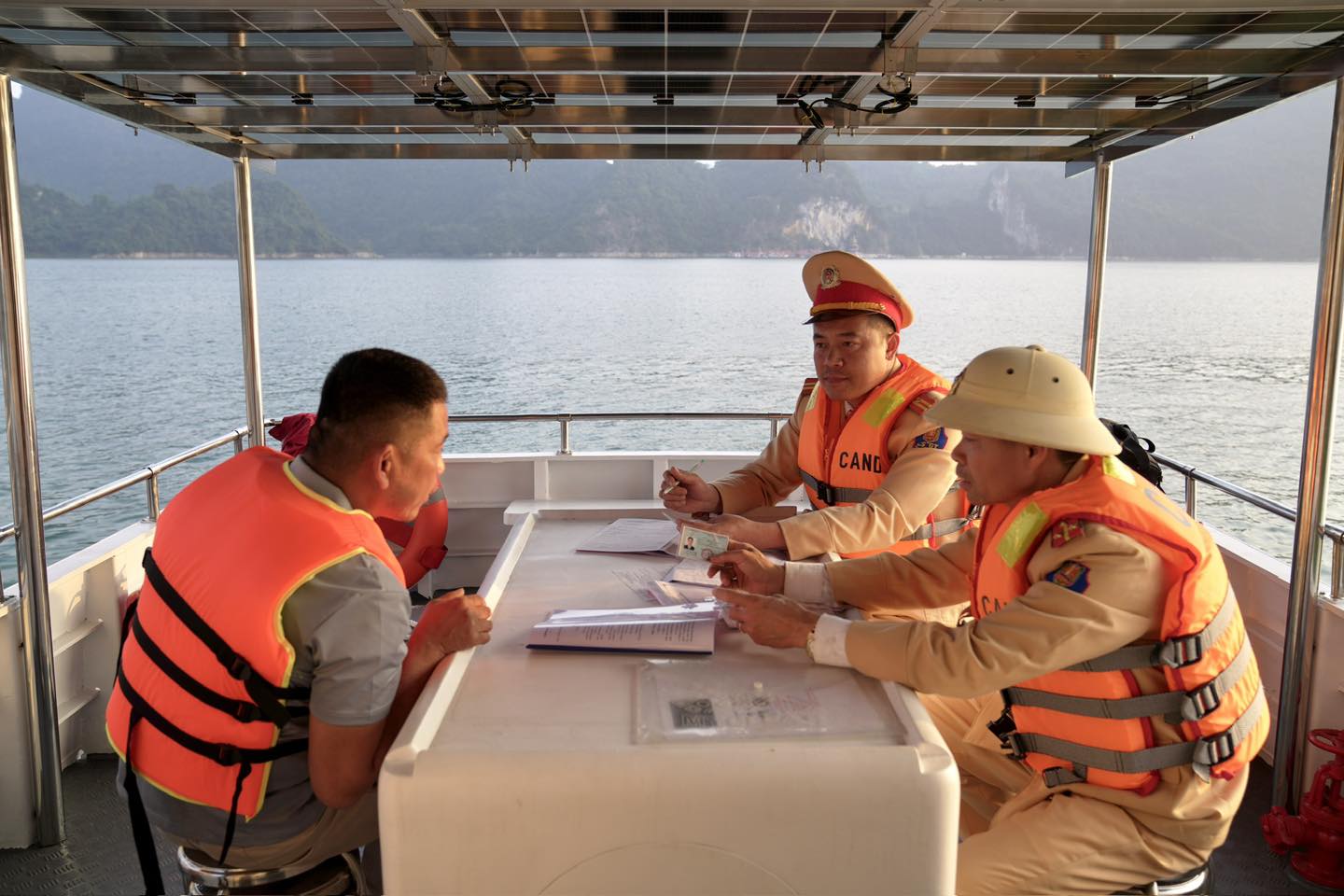 Siết chặt tàu du xuân hồ Thủy điện Hòa Bình: Hàng nghìn khách ngậm ngùi quay về vì tàu không đủ điều kiện xuất bến