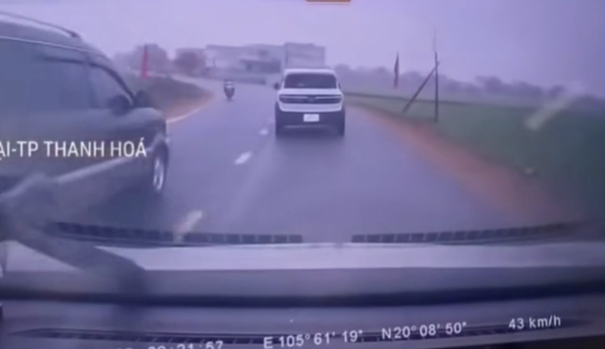 Vượt ẩu ôtô mất lái lao xuống ruộng