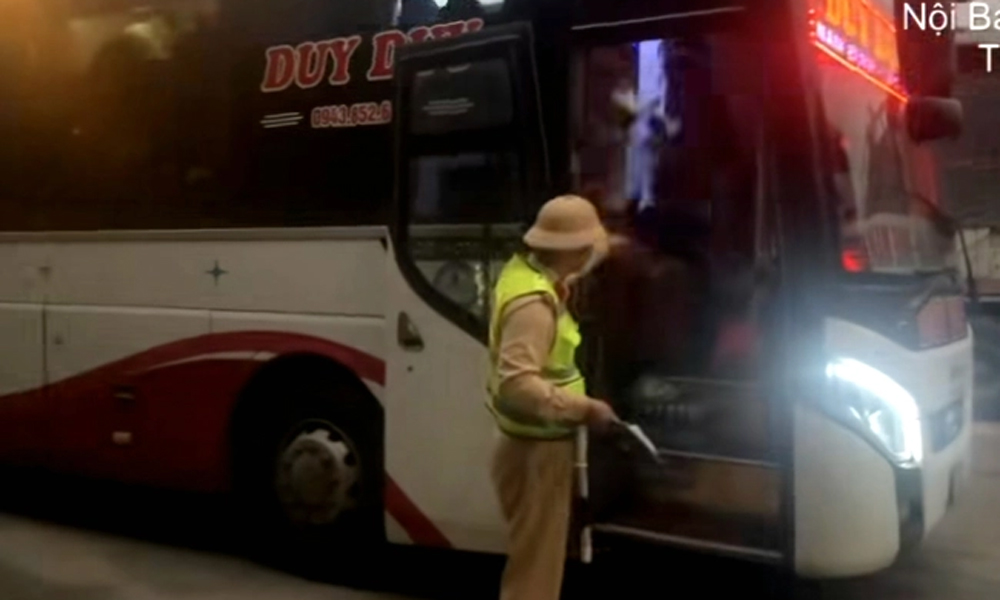 Phạt gần 188 triệu đồng xe khách chở 48 người trên xe 23 chỗ chạy cao tốc Nội Bài – Lào Cai