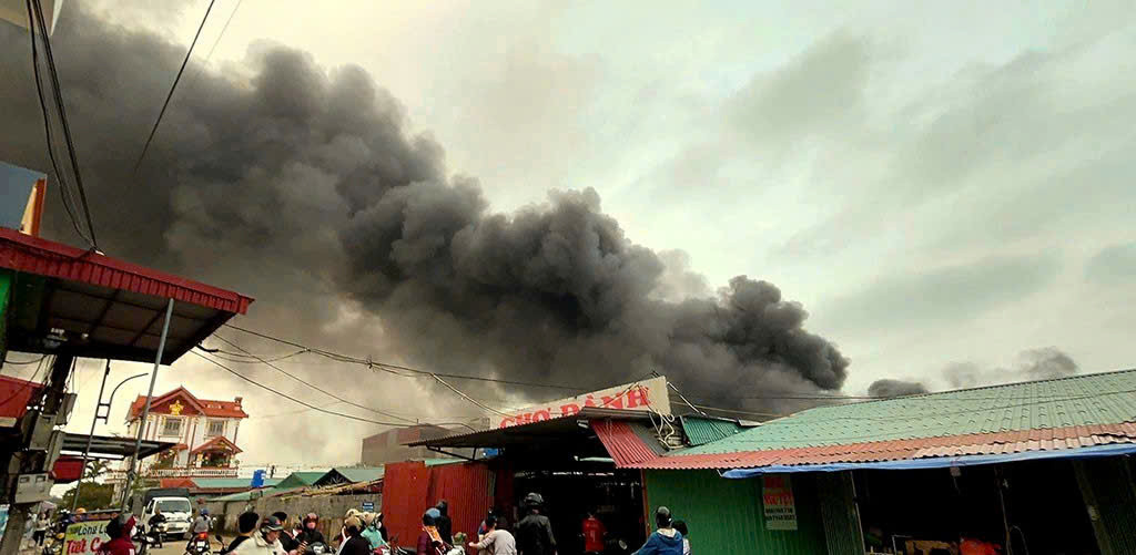 Nhiều ki-ốt tại chợ Dành ở Hưng Yên bị thiêu rụi