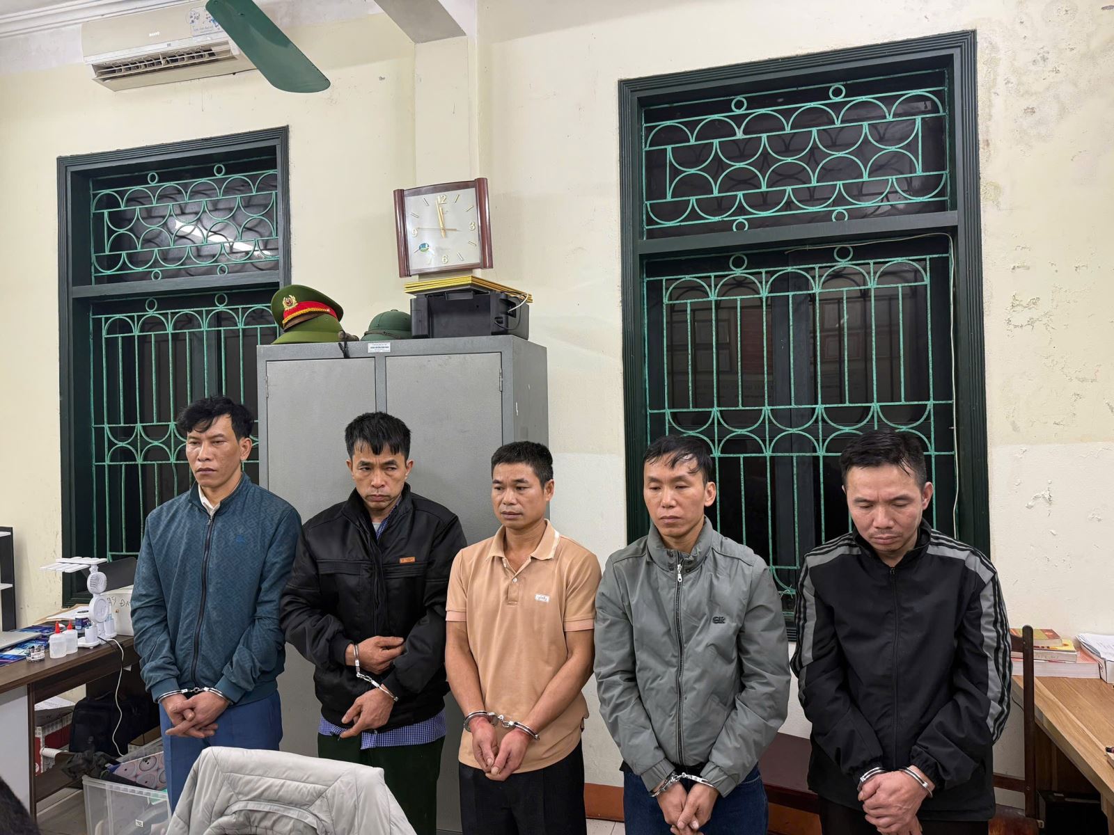 Khởi tố 7 bị can đánh bạc, thu giữ hơn 15 triệu đồng tại xã Hạ Hòa