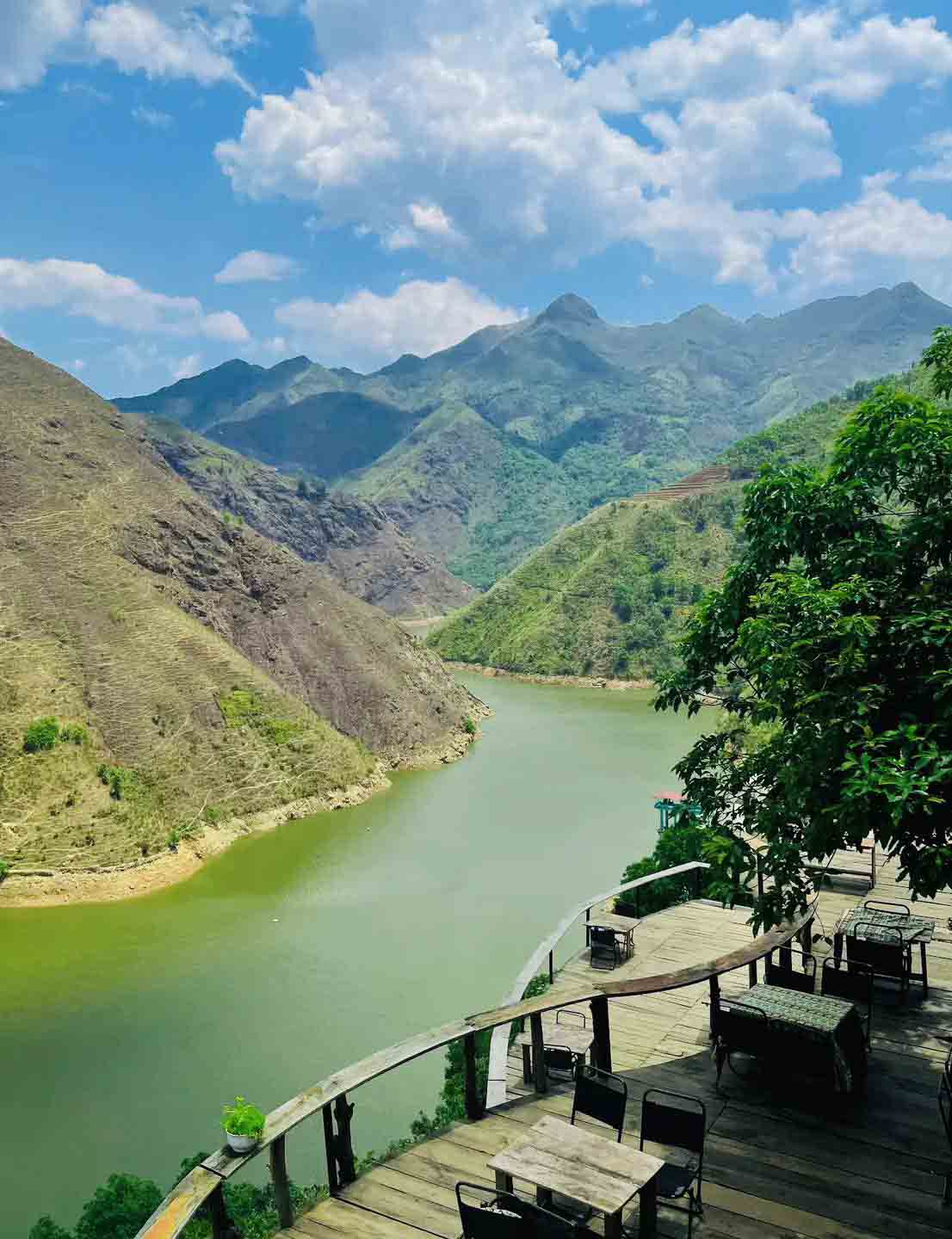 Quán cà phê ở Tà Xùa sở hữu view “triệu đô” ngắm suối xanh biếc