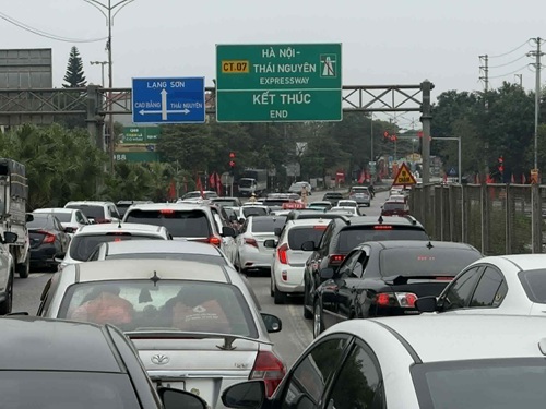 Ùn tắc nghiêm trọng trên cao tốc Hà Nội – Thái Nguyên
