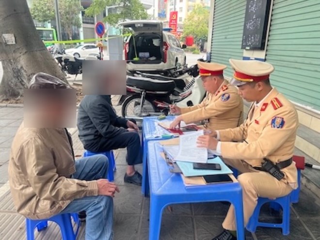 Vi phạm nồng độ cồn, người bị lập biên bản đổ lỗi cho… nhà báo