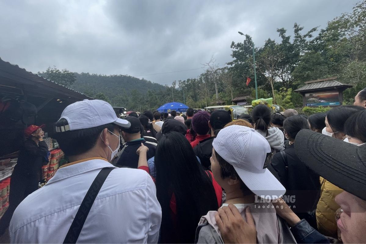 Yên Tử đông nghịt người, du khách nhích từng chút một chỉ để “vái vọng”