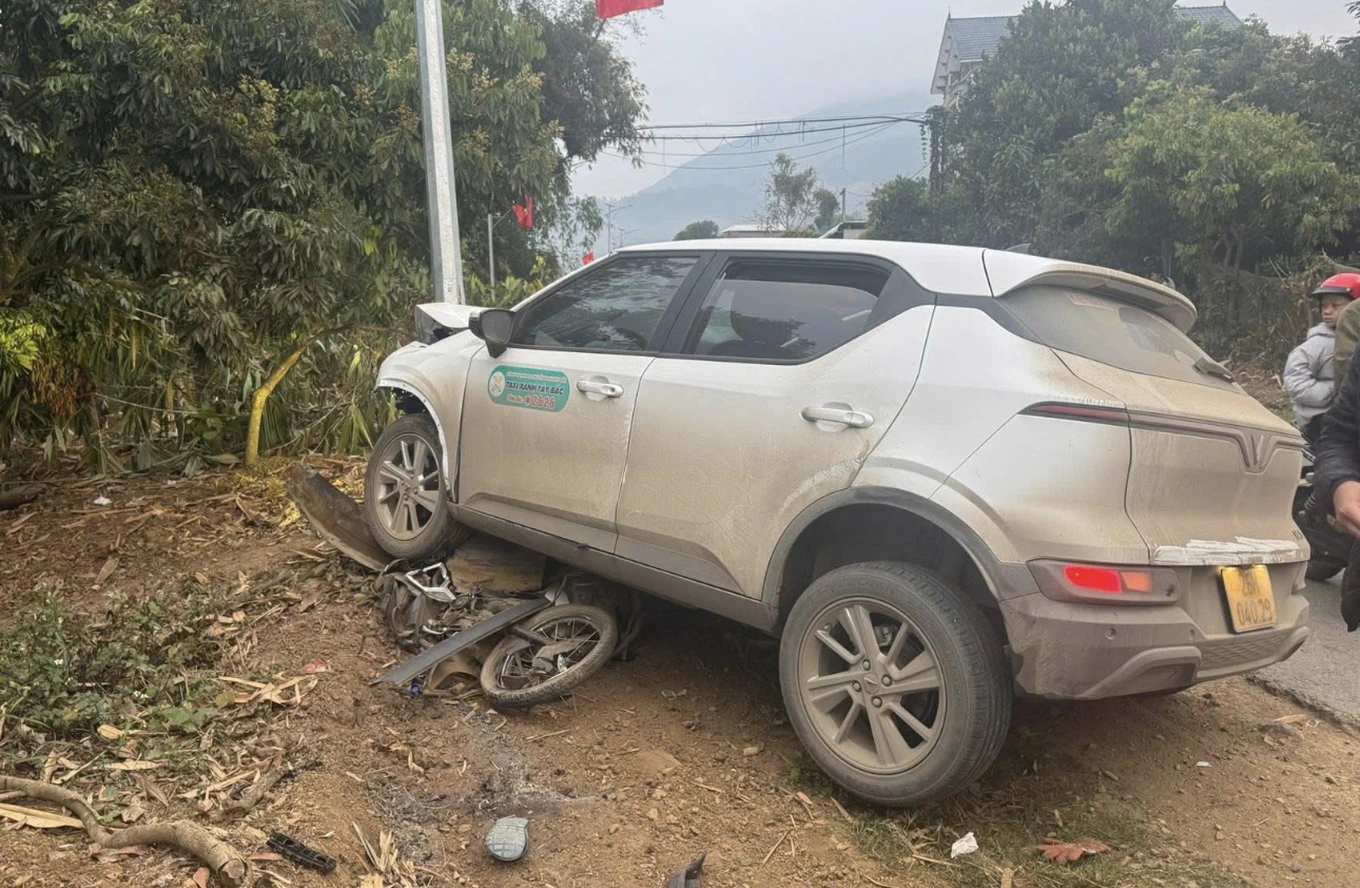 Ô tô con lao nhanh lấn làn, húc văng xe máy khiến thầy hiệu trưởng tử vong