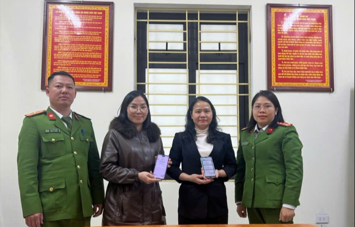 Công an xã Mường Động, tỉnh Phú Thọ phối hợp, hỗ trợ công dân nhận lại 600 triệu đồng chuyển nhầm
