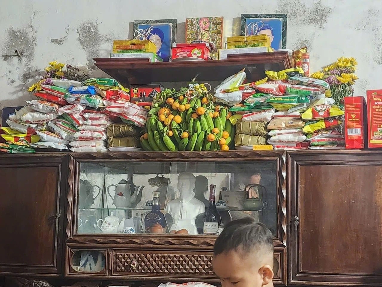 Bất ngờ với đặc sản sau Tết ở Hưng Yên: Bàn thờ chất đầy đường, mỳ chính