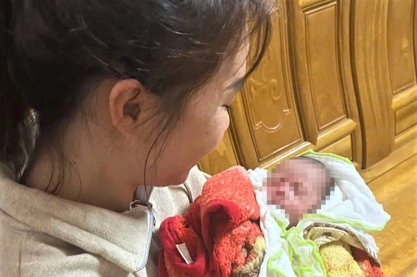 Bé trai bị bỏ rơi giữa đêm lạnh kèm lời nhắn “mẹ xin lỗi con”