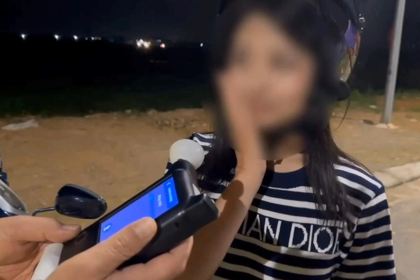 [VIDEO] Cô gái vi phạm nồng độ cồn, nói “má đỏ vì em đánh phấn”