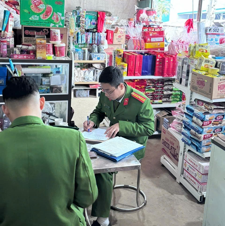 Công an xã Nật Sơn tăng cường kiểm tra, xử lý hàng giả, hàng kém chất lượng dịp Tết