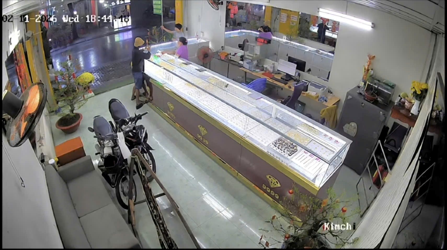 Khống chế nghi phạm cướp tiệm vàng sau chưa đầy 5 giờ gây án