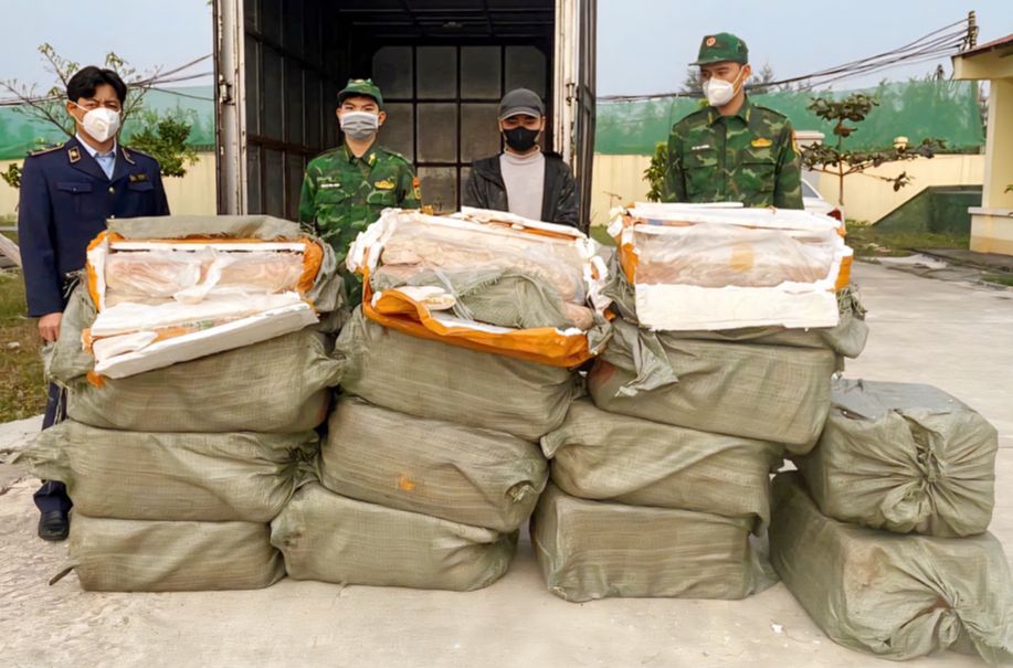 Vận chuyển hơn nửa tấn nầm lợn bốc mùi không rõ nguồn gốc, tài xế bị phạt 35 triệu đồng