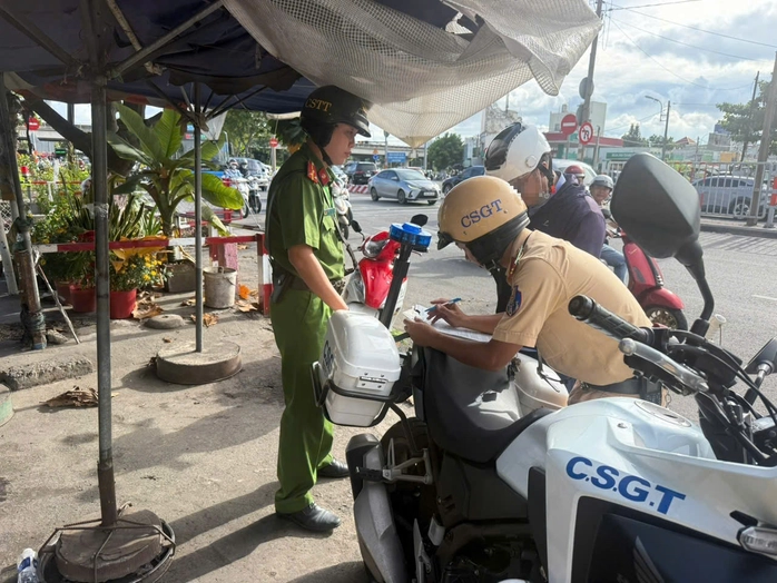 Dừng xe sát đường ray xe lửa, nhiều người bị xử phạt