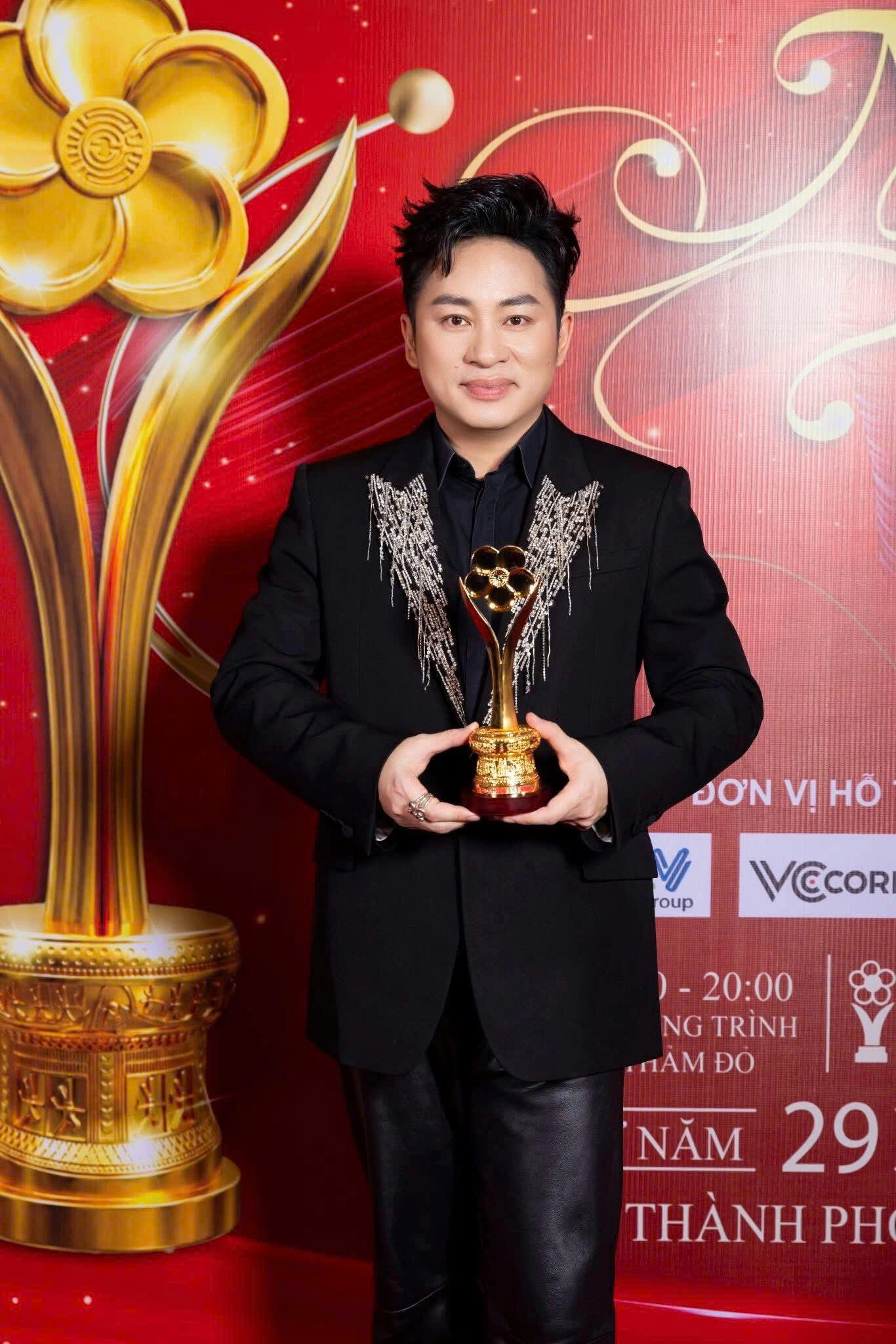 TÙNG DƯƠNG LẦN ĐẦU TIÊN HÁT TẠI PHƯỜNG BẮC KẠN ĐÊM GIAO THỪA