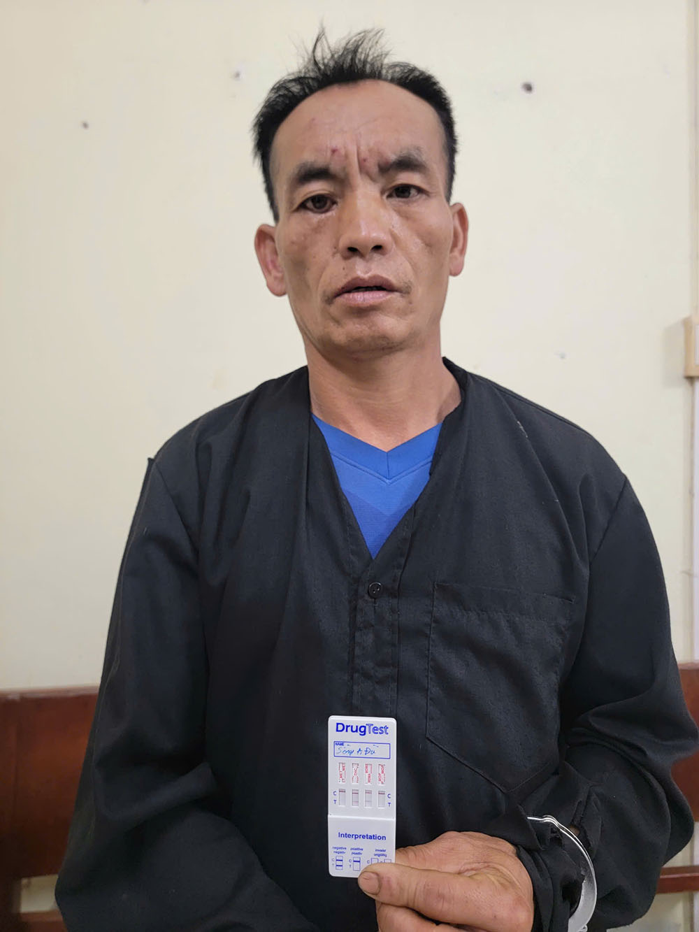 Công an xã Chiềng Sơn đưa người nghiện ma túy đi cai nghiện bắt buộc