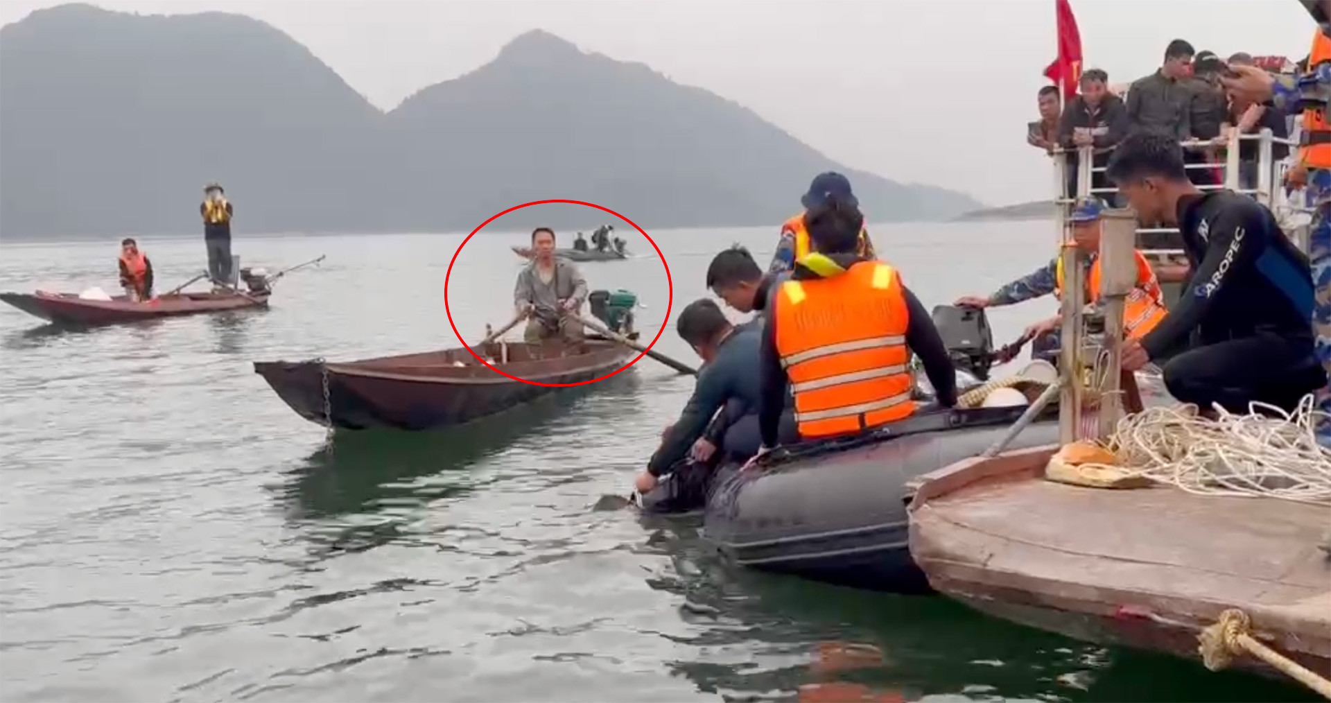 Người đàn ông 50 tuổi kể lại phút cứu 6 người trong vụ lật tàu trên hồ Thác Bà