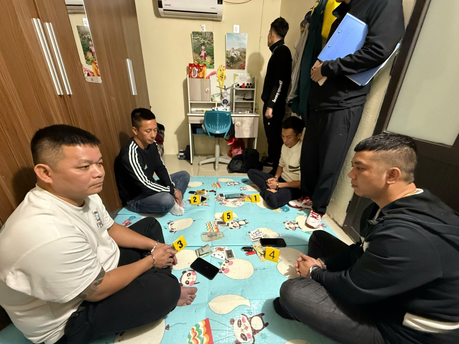 Công an phường bãi cháy bắt quả tang nhóm đối tượng đánh bạc