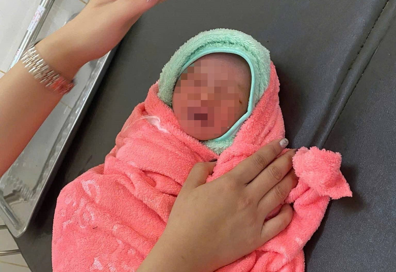 Phát hiện bé gái còn nguyên dây rốn giữa rẫy sầu riêng, toàn thân bị kiến bu