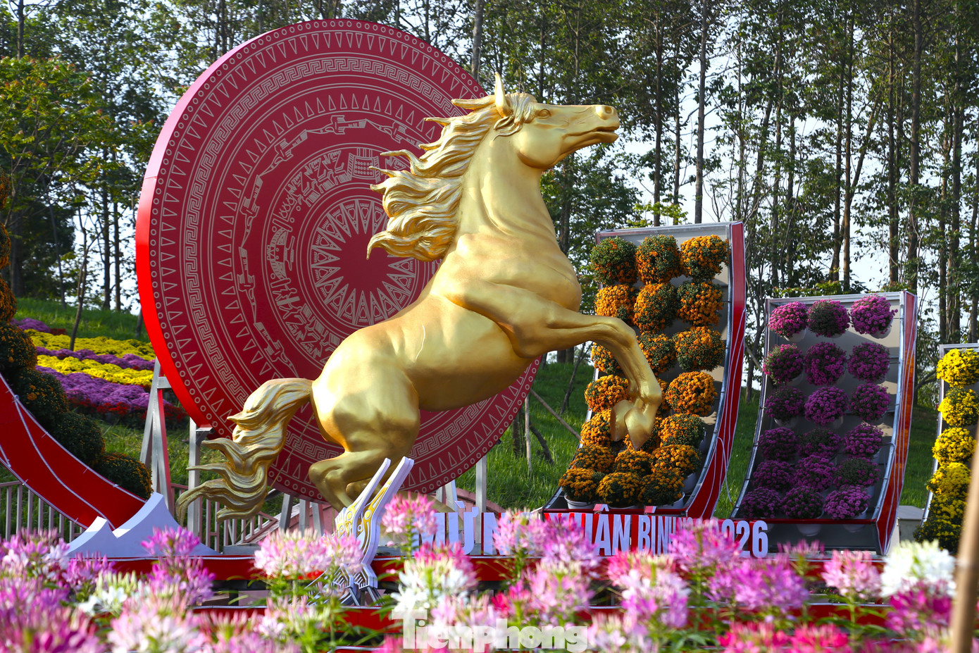 Linh vật ngựa vàng cao 4m ở Nghệ An vừa ra mắt đã có người ‘check-in’