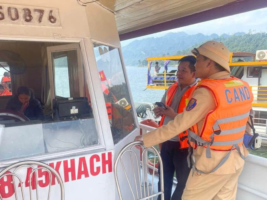 Phú Thọ xử lý nhiều trường hợp vi phạm an toàn giao thông trên lòng hồ Sông Đà