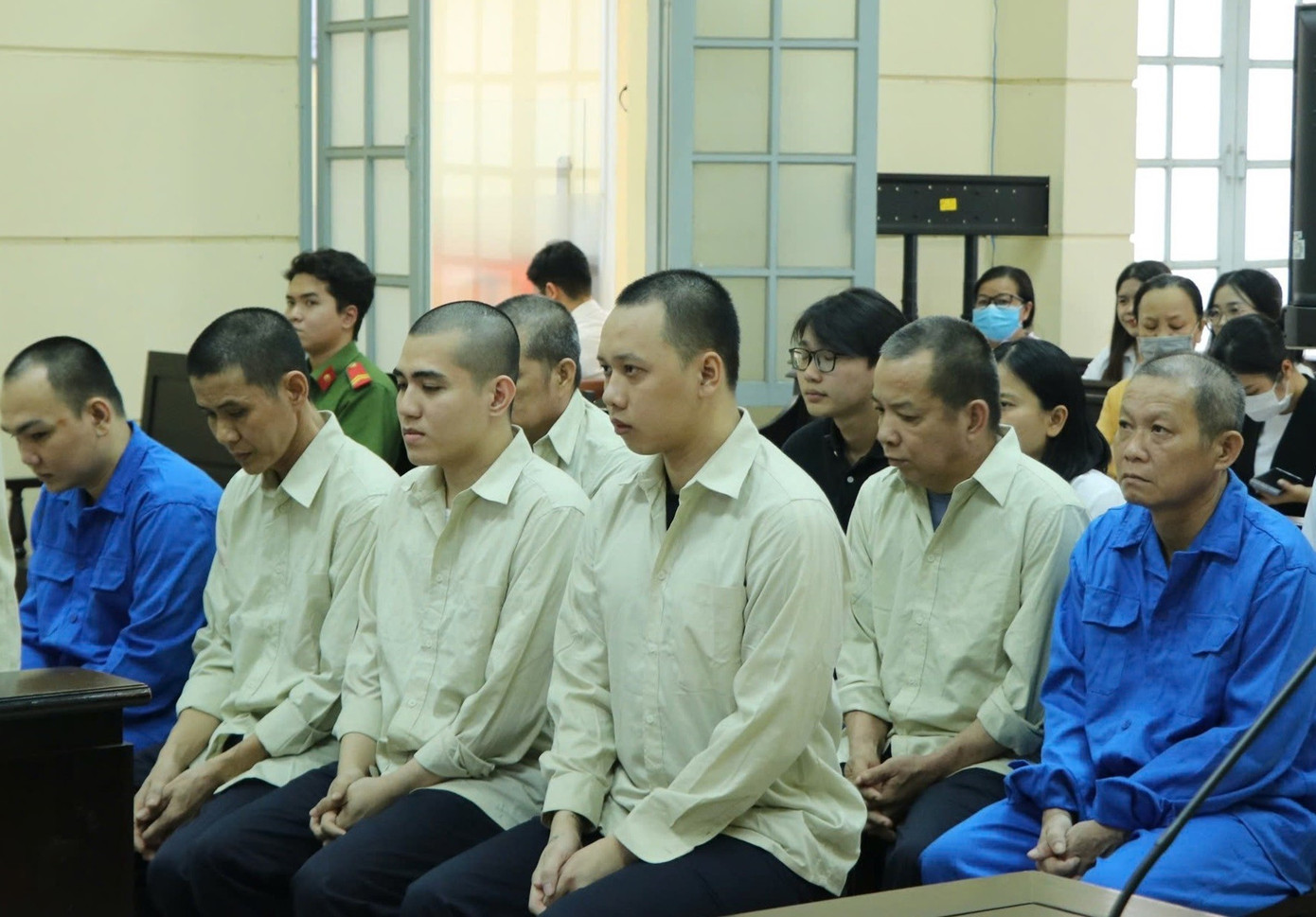 11 bị cáo vụ khiêng quan tài diễu phố trước chợ Bến Thành lĩnh án