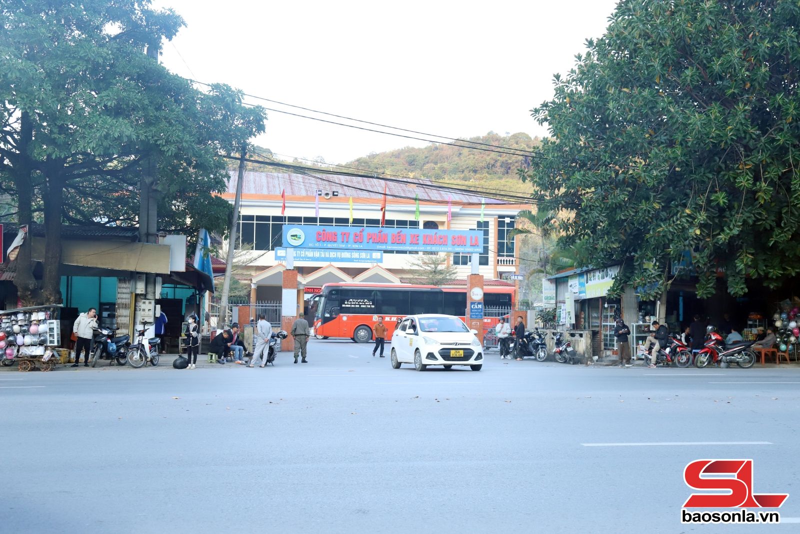 Nhiều tuyến xe hoạt động trở lại phục vụ nhân dân đi lại trong dịp Tết