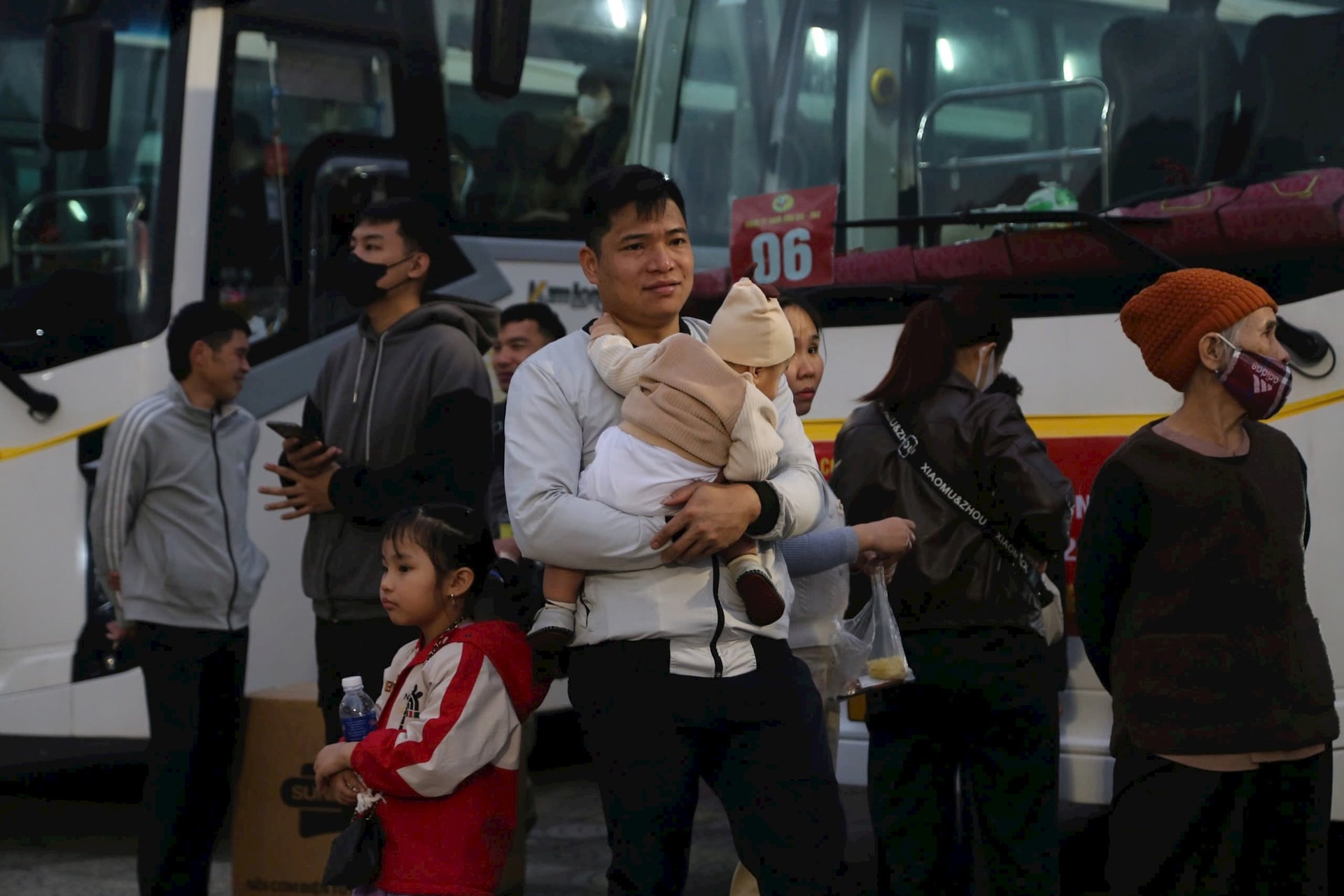 Những chuyến xe nghĩa tình đưa thợ mỏ về quê đón Tết