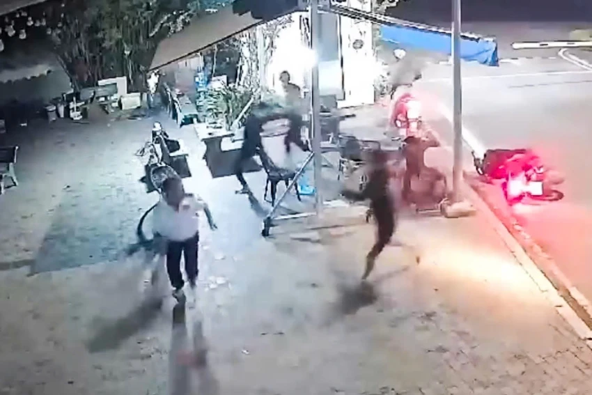 [VIDEO] Nhắc nhở nẹt pô, bảo vệ khu đô thị bị đánh hội đồng trọng thương