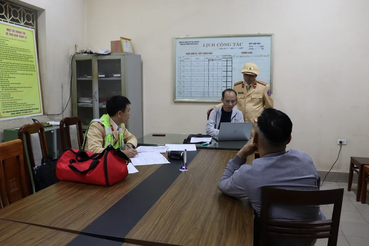 Bị CSGT tạm giữ xe vì “dính” cồn, người đàn ông lén lút lấy trộm lại xe máy