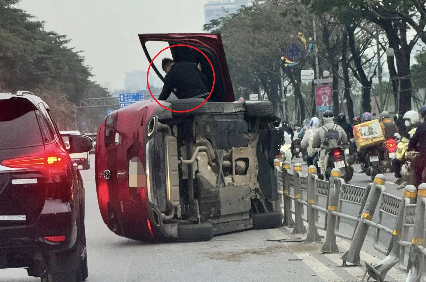 Ô tô đâm vào dải phân cách lật nghiêng, tài xế tự trèo ra ngoài