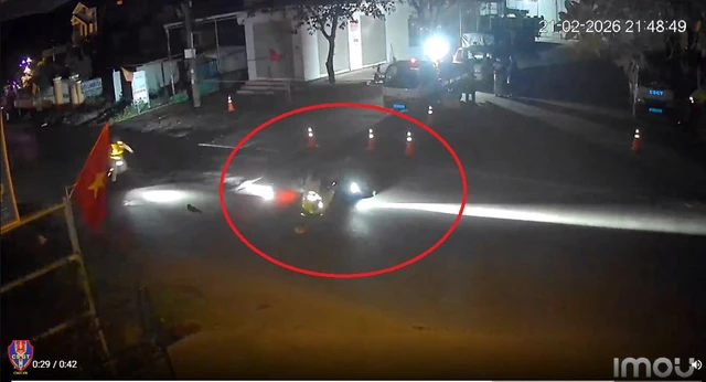 Mang theo 6 quả pháo tự chế, nam tài xế tông thẳng vào CSGT để bỏ chạy