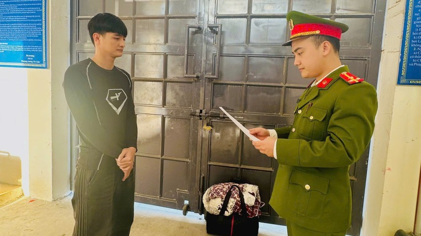 Bắt tạm giam kẻ giả mạo người nổi tiếng trên mạng xâm hại thiếu nữ 16 tuổi