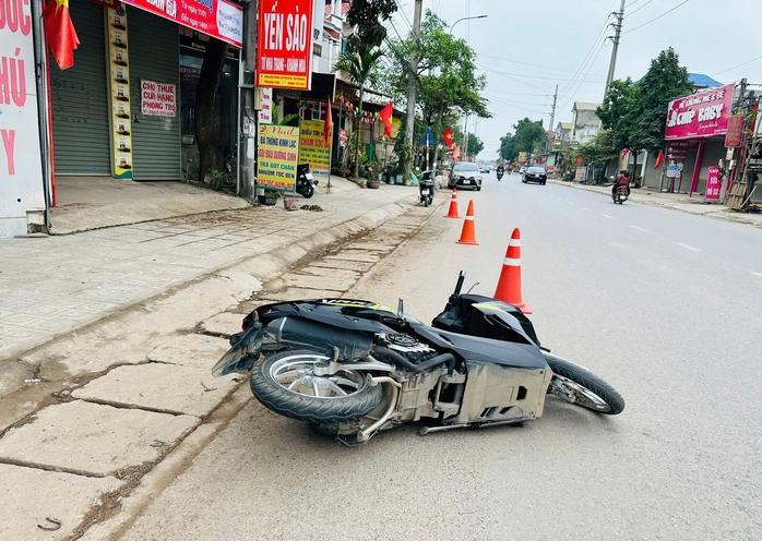 Nam thanh niên đi xe máy tông vào CSGT