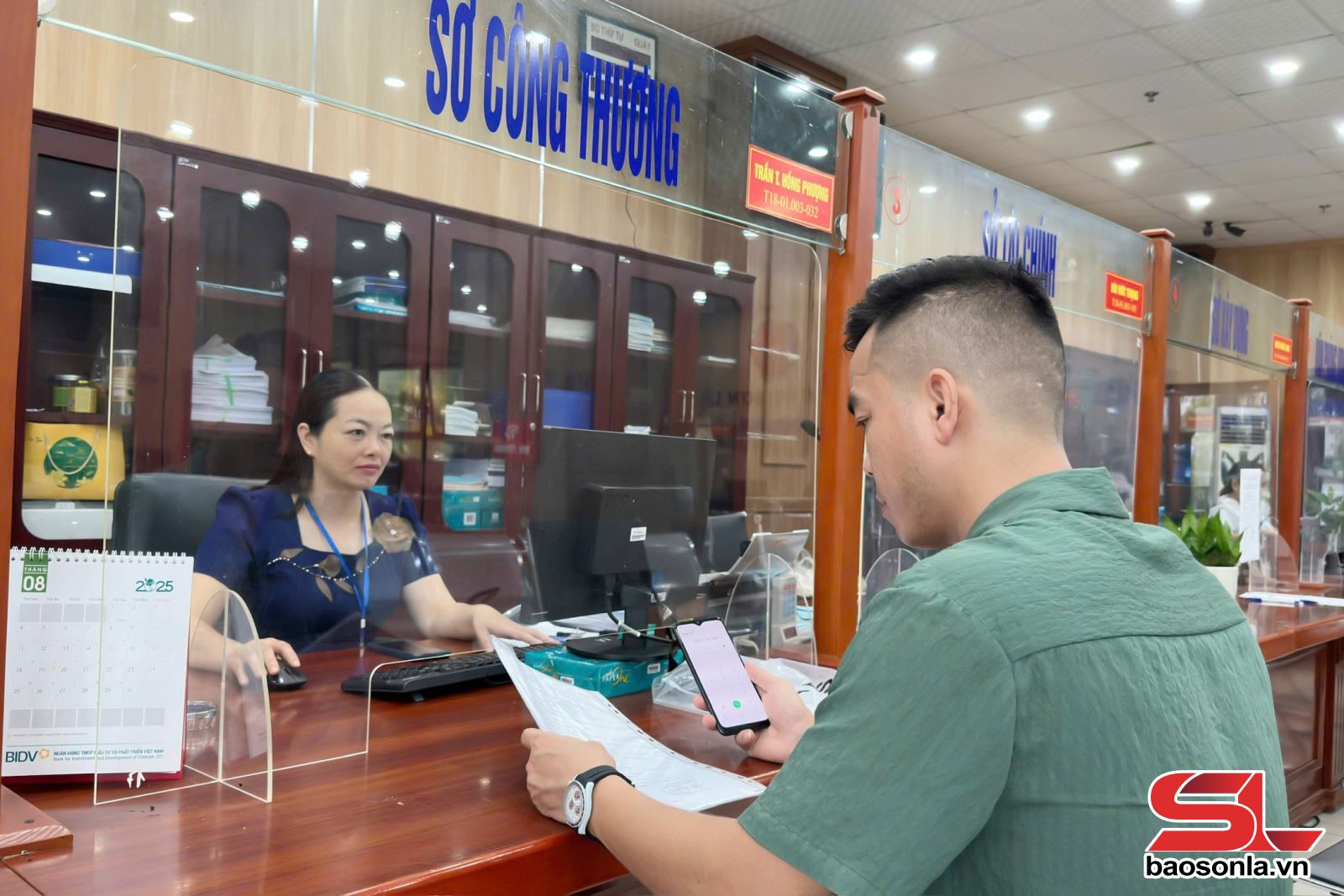 Không yêu cầu nhân dân nộp lại giấy tờ đã có trong dữ liệu điện tử