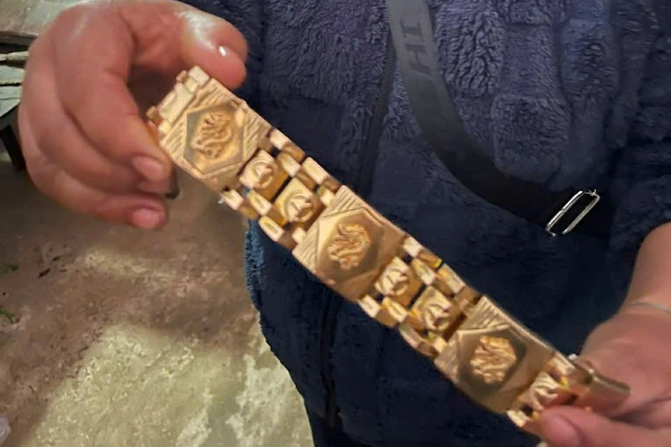 Người phụ nữ bán hàng rong nhặt được 1,3 cây vàng