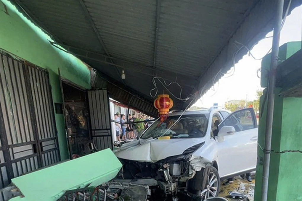 Ôtô lao vào nhà dân, húc 3 người bị thương