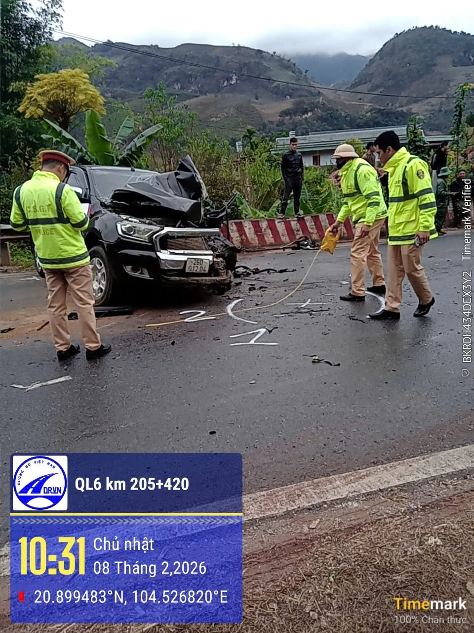 Xe bán tải đấu đầu xe tải trên Quốc lộ 6 qua Mộc Châu, 1 người bị thương