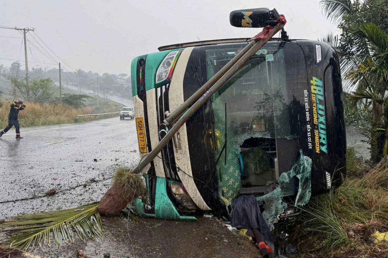 Xe khách chở 32 người lật ngang trên quốc lộ 14, 3 người thương vong