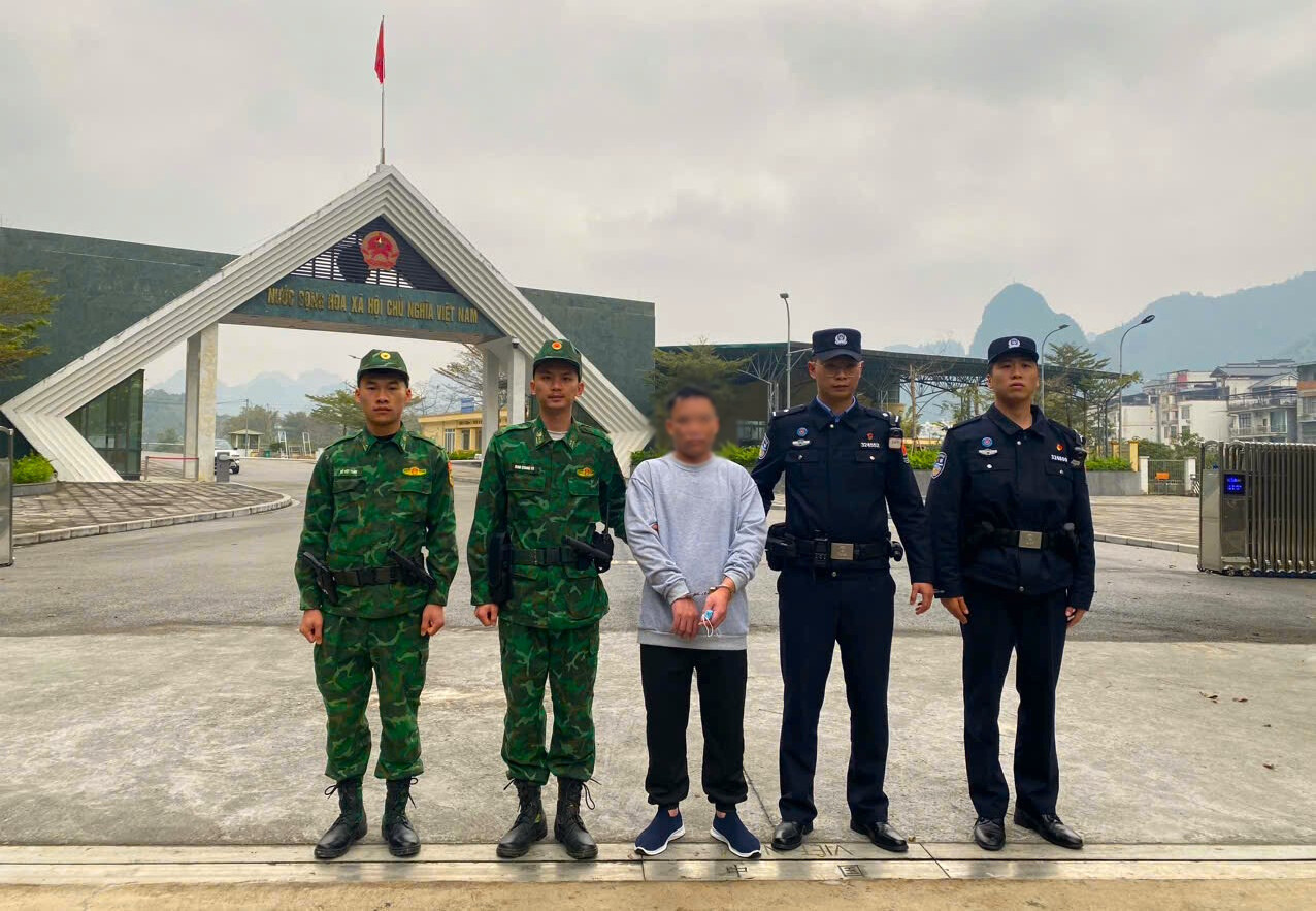 Bắt giữ đối tượng truy nã về tội trộm cắp tài sản tại cửa khẩu Lý Vạn