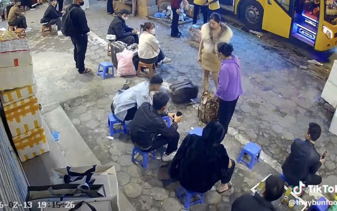 [VIDEO] Nữ Tiktoker đăng clip đá bay cốc trà của người bên đường, hứng ‘bão’ chỉ trích ngược
