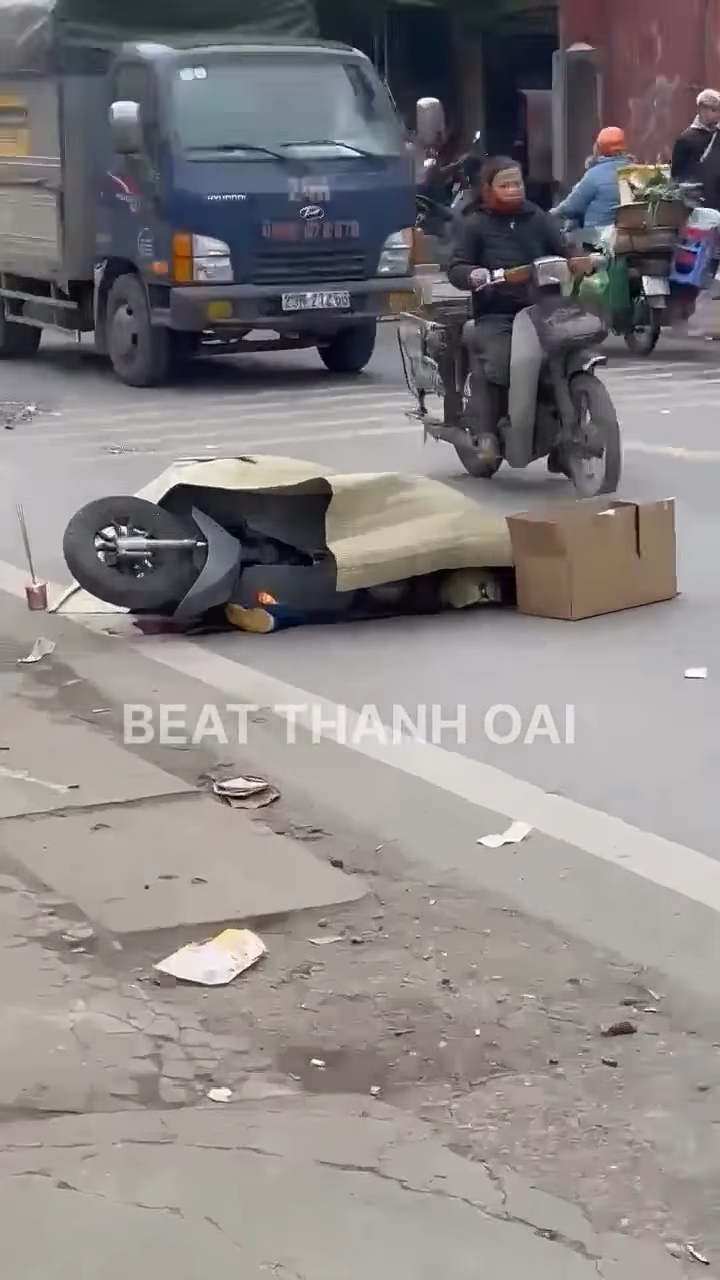 Nhắn tìm người nhà cho nạn nhân vừa bị TNGT ở 355 phố xốm , nạn nhân tuvong tại chỗ