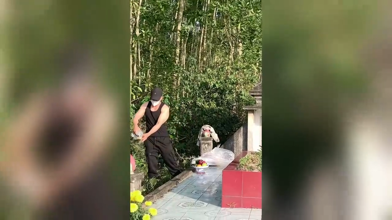 Người đàn ông 21 năm thăm mộ tình đầu gây xúc động