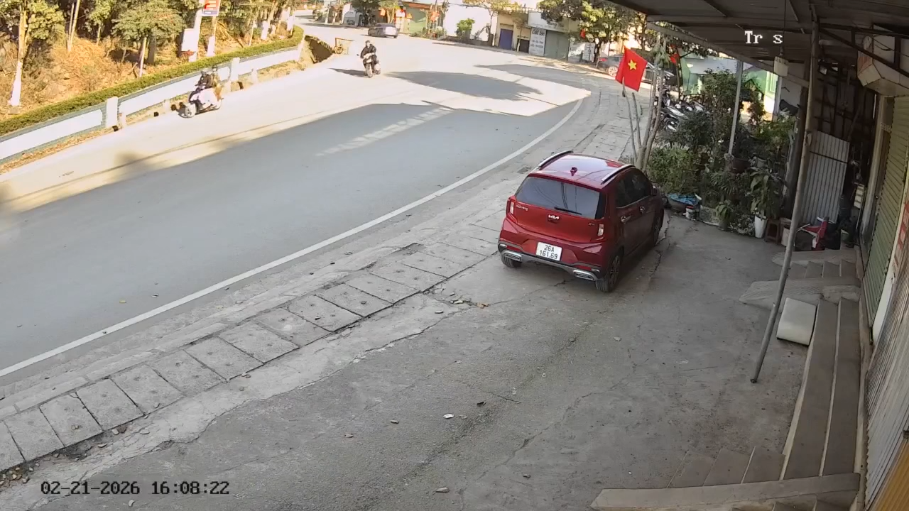 Clip: Xe khách vượt ẩu tại khúc cua suýt cán xe máy rồi bỏ đi