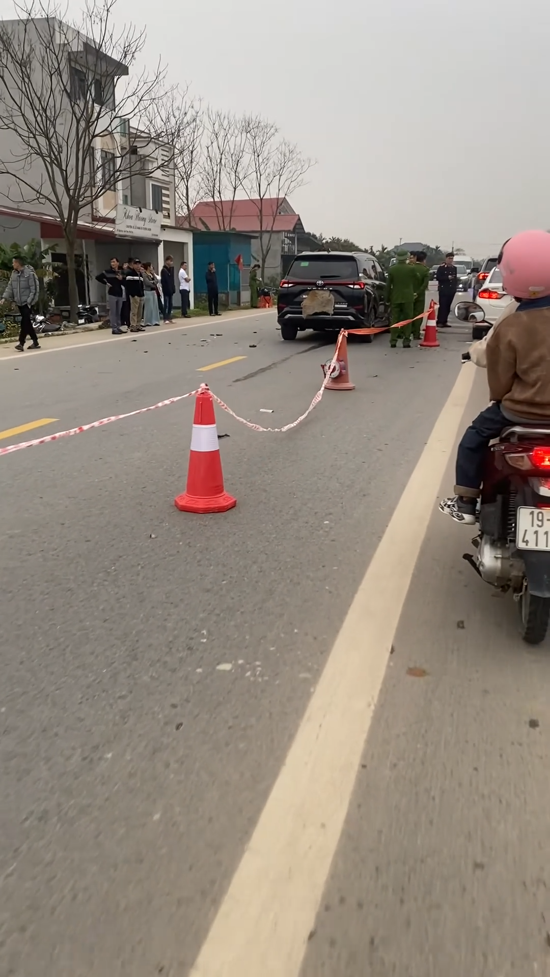 Ai biết thông tin vụ này ko ạ, vừa song cây xăng xuân huy. Tết nhất mọi ng đi chậm thôi ( nghe nói đi 2 ng 😢 )