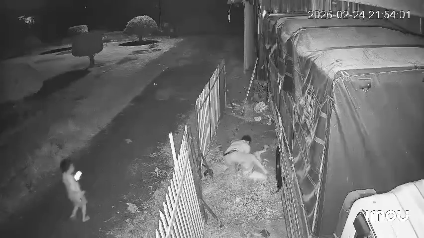 XÓT XA: Trước mặt con, nghe con khóc van xin ba đừng xử lý mẹ mà quặn lòng…